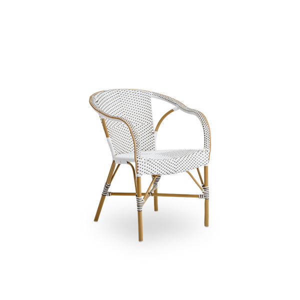 Seitenansicht des Madeleine Outdoor-Essstuhls mit Armlehnen. Aluminiumrahmen in Mandel-Farbe mit Sitz und Rückenlehne aus braunem ArtFibre mit weißen Punkten geflochten.