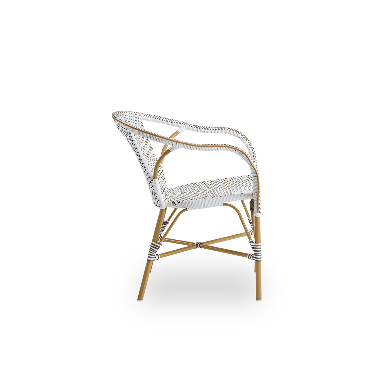 Seitenansicht des Madeleine Outdoor-Armlehnstuhls. Aluminiumrahmen in Mandel-Farbe mit Sitz und Rückenlehne aus braunem ArtFibre mit weißen Punkten.