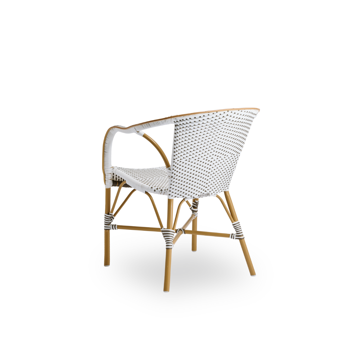 Rückansicht des Madeleine Outdoor-Esszimmerstuhls mit Armlehnen.
Almondfarbenes Aluminiumgestell mit Sitz und Rückenlehne aus braunem ArtFibre mit weißen Punkten.