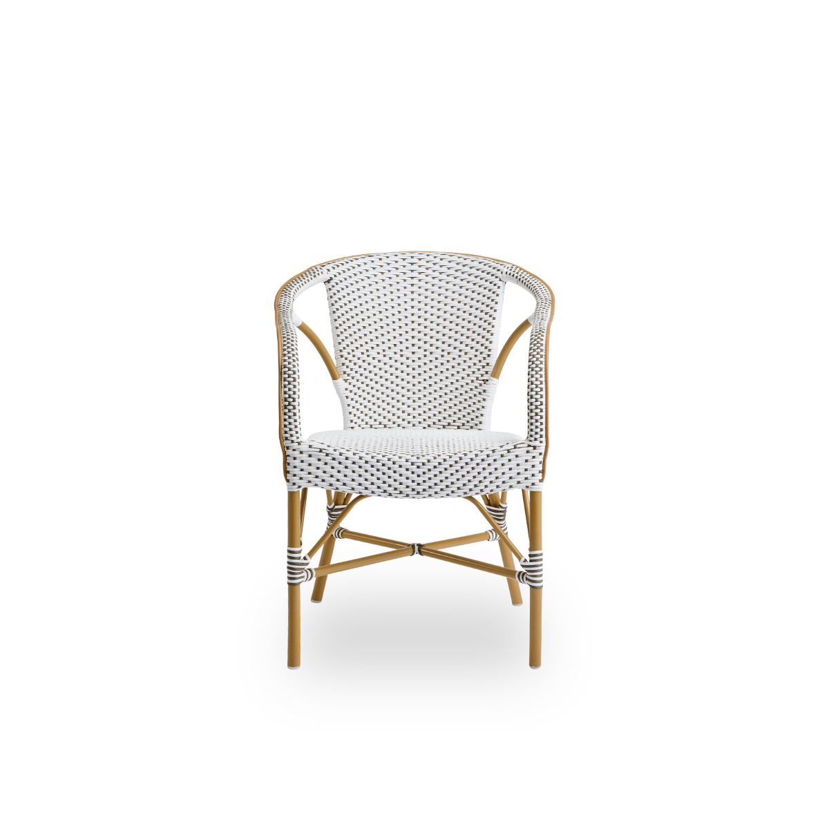 Vorderansicht des Madeleine Outdoor-Esszimmerstuhls mit Armlehnen.
Aluminiumrahmen in Mandel-Farbe mit Sitz und Rückenlehne aus braunem ArtFibre mit weißen Punkten geflochten.