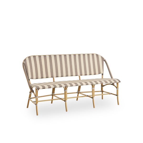 Seitenansicht der Sofie Outdoor-Bank, inspiriert vom französischen Café-Stil. Rattanrahmen mit vollständig geflochtenem Sitz und Rückenlehne, handgefertigt aus ArtFibre mit breiten Streifen in Elfenbein und Braun. Stapelbare Rattan-Bistrobank.