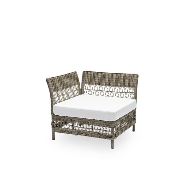 Seitenansicht des Mona Outdoor-Sofas, Eckmodul mit Sitzkissen, aus antikgrauem ArtFibre und Aluminium. Teil des modularen Mona Sofas, das sich der Form des Außenbereichs anpasst.
