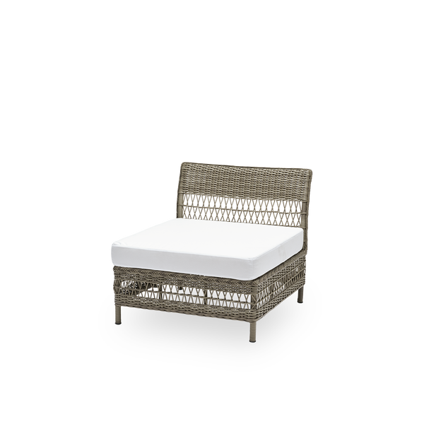 Seitenansicht des Mona Outdoor-Sofas, Mittelmodul mit Sitzkissen, aus antikgrauem ArtFibre und Aluminium. Teil des modularen Mona Sofas, das sich der Form des Außenbereichs anpasst.
