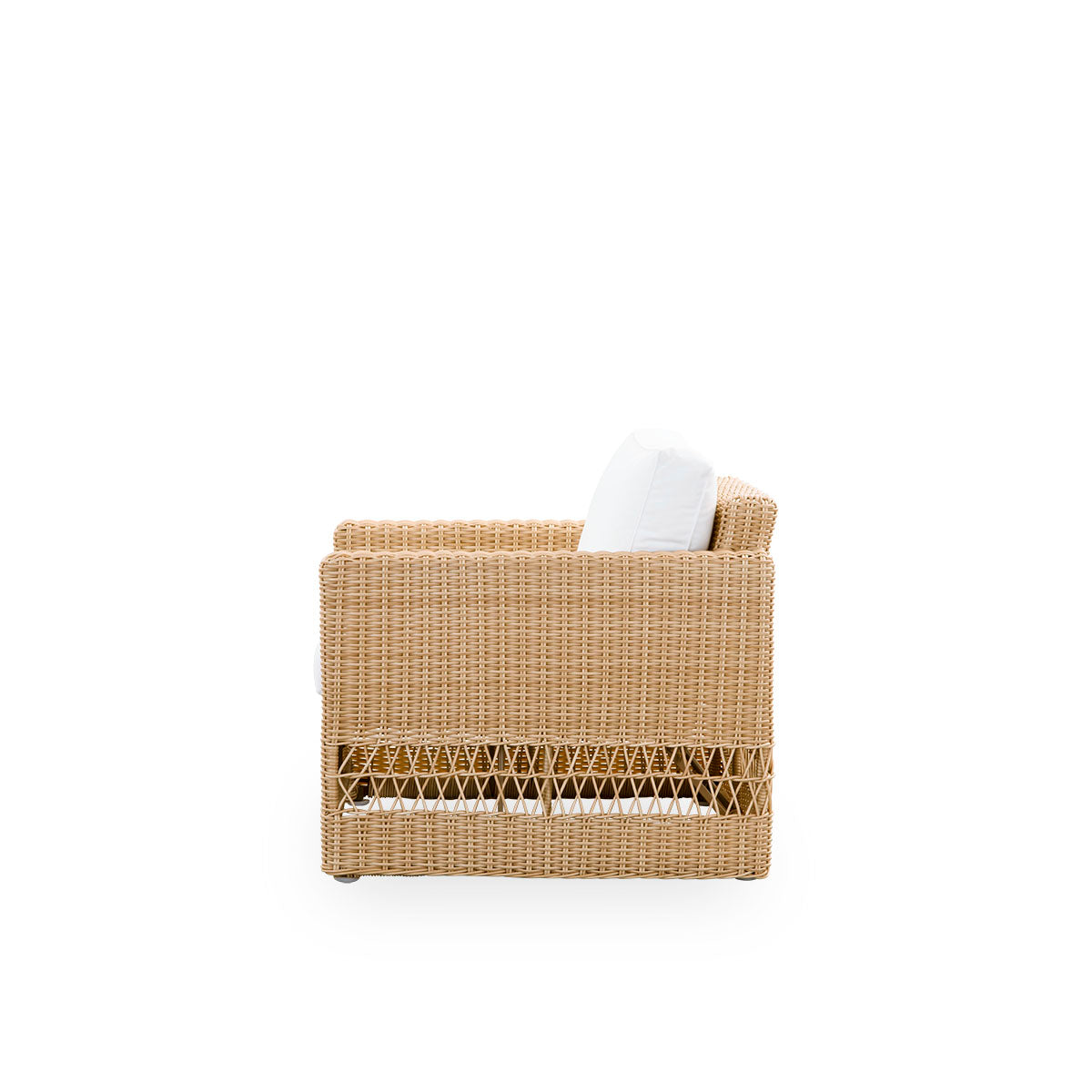 Schlichte Seitenansicht des Carrie Outdoor-Lounge-Stuhls in der Farbe Natural. Quadratischer, robuster Loungesessel mit Aluminiumrahmen, vollständig mit ArtFibre geflochten.
