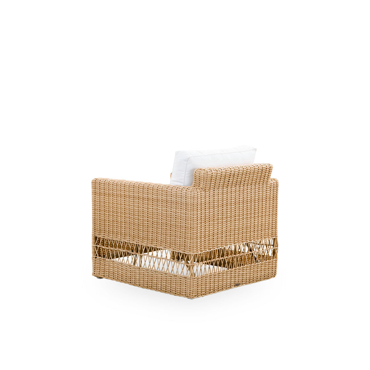 Rückseiten-Seitenansicht des Carrie Exterior Loungesessels in der Farbe Natural. Quadratischer, robuster Loungesessel mit Aluminiumrahmen, vollständig mit ArtFibre geflochten.