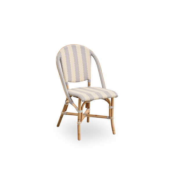 Seitenansicht des Sofie Rattan-Essstuhls, inspiriert vom französischen Café-Stil. Rattanrahmen mit vollständig geflochtenem Sitz und Rückenlehne, handgefertigt aus ArtFibre mit breiten Streifen in Elfenbein und Grau. Stapelbarer Rattan-Bistrostuhl.