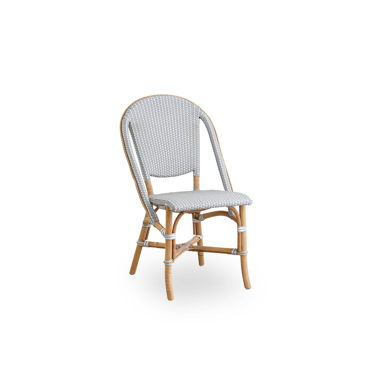 Seitenansicht des Sofie Rattan-Essstuhls, inspiriert vom französischen Café-Stil. Rattanrahmen mit vollständig geflochtenem Sitz und Rückenlehne, handgefertigt aus grauem ArtFibre mit weißen Punkten. Stapelbarer Rattan-Bistrostuhl.