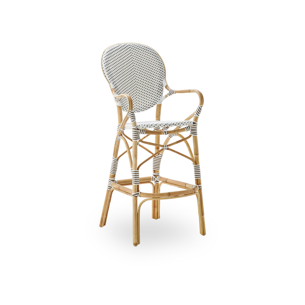 Seitenansicht des Barhockers Isabell mit hoher Rückenlehne, Armlehnen und Fußstütze. Rahmen aus natürlichem Rattan mit Sitzfläche aus weißem ArtFibre mit Cappuccino-Punkten. Inspiriert vom Bistrodesign der 1950er Jahre.