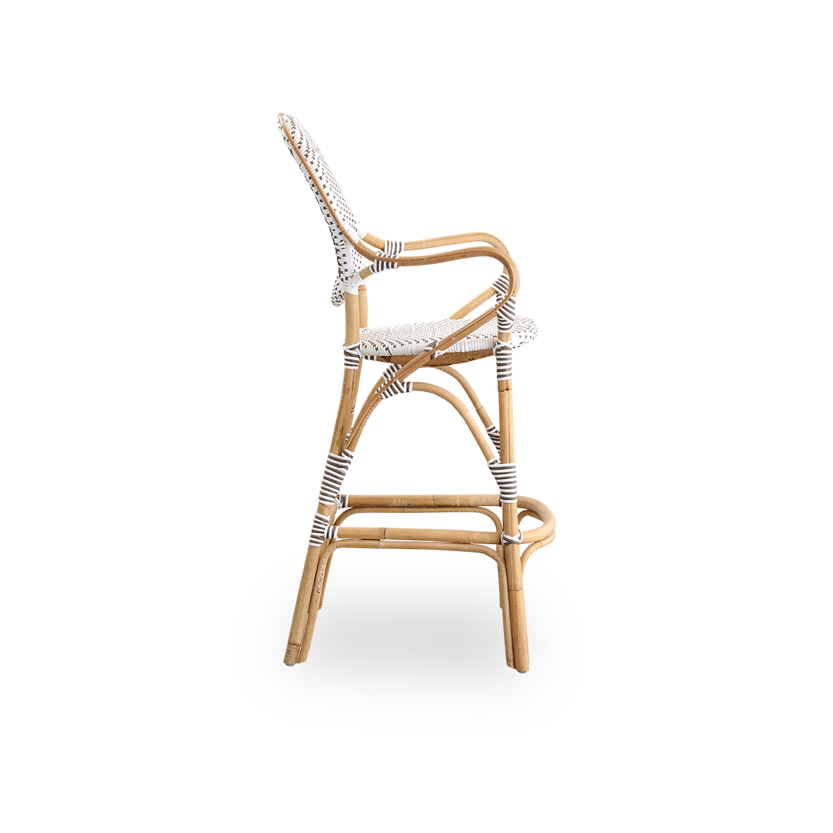 Seitenansicht des Isabell Barhockers mit hoher Rückenlehne, Armlehnen und Fußstütze. Natürlicher Rattanrahmen mit ArtFibre-Sitz in Weiß mit Cappuccino-Punkten. Inspiriert vom Bistro-Design der 1950er Jahre.