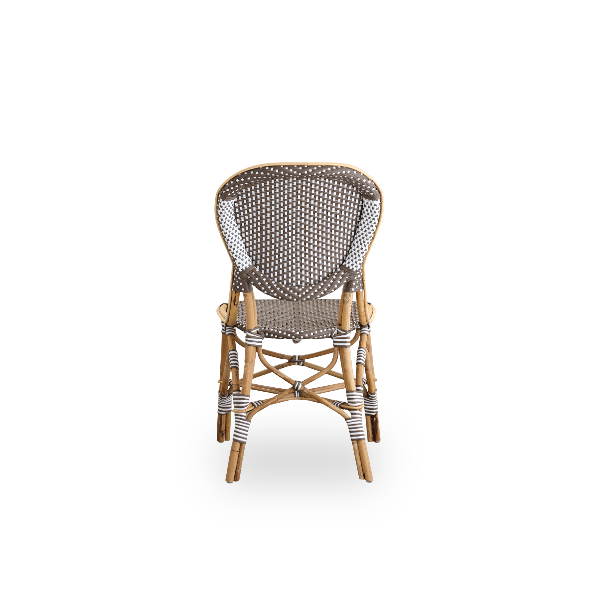Rückansicht des Isabell-Essstuhls. Rattanrahmen mit Sitz und Rückenlehne aus braunem ArtFibre mit weißen Punkten. Inspiriert vom Bistrodesign der 1950er-Jahre.