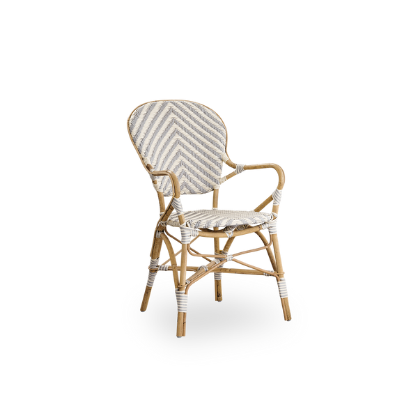 Seitenansicht des Isabell Essstuhls mit Armlehne. Rattangestell mit Sitz- und Rückenfläche aus ArtFibre in Elfenbein- und Grauzickzackmuster. Inspiriert vom Bistrodesign der 1950er Jahre.