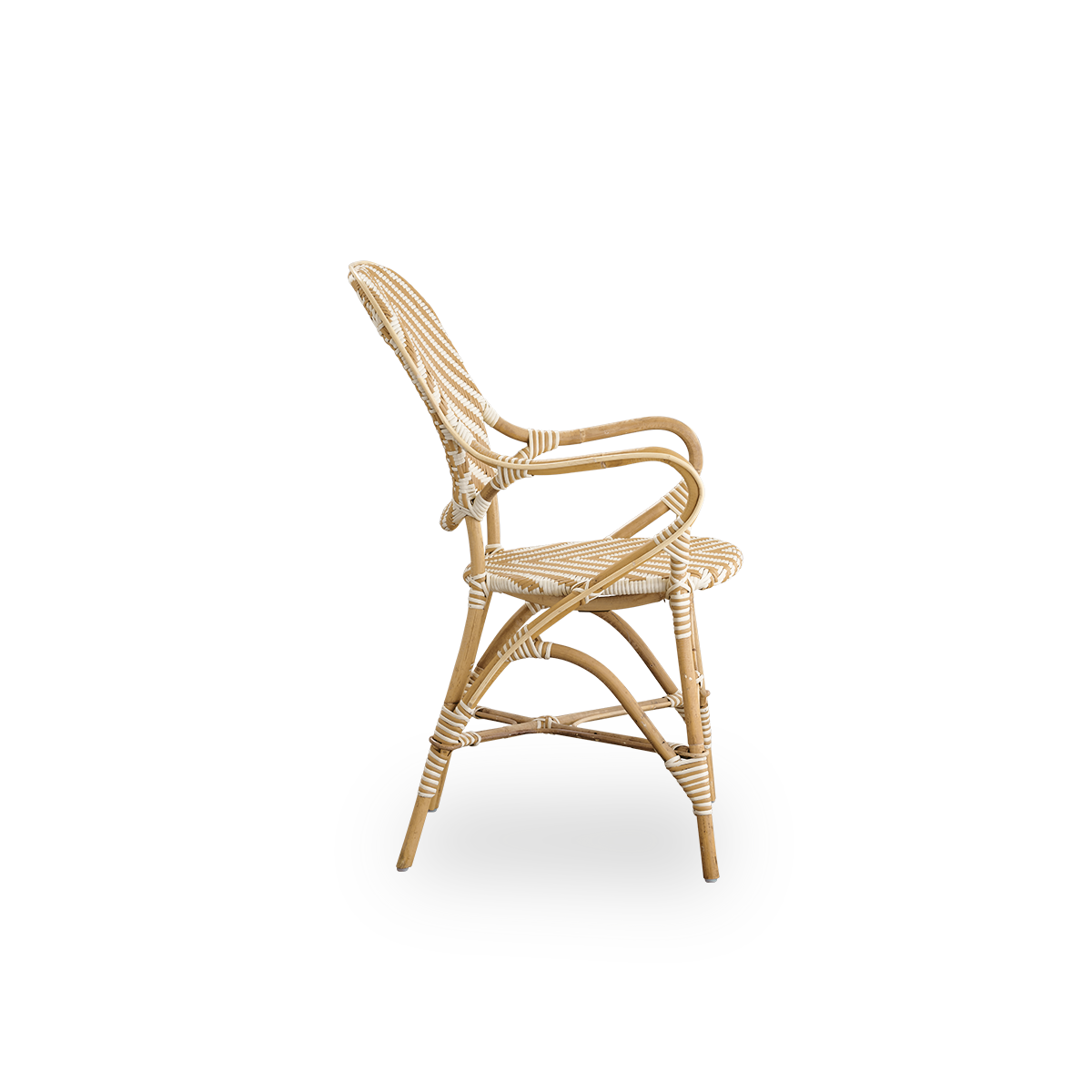 Seitenansicht des Isabell Essstuhls mit Armlehnen. Rattanrahmen mit Sitz und Rückenlehne aus ArtFibre im elfenbein- und grauen Fischgrätmuster. Inspiriert vom Bistro-Design der 1950er Jahre.