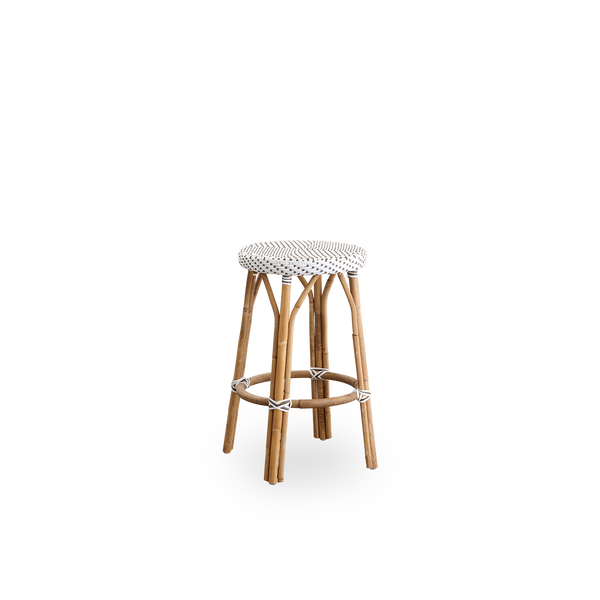 Seitenansicht des Simone Thekenstuhls, Höhe 68 cm. Rattanrahmen mit Fußstütze und vollständig geflochtenem rundem Sitz, handgefertigt aus weißem ArtFibre mit braunen Punkten. Stapelbarer Thekenstuhl.