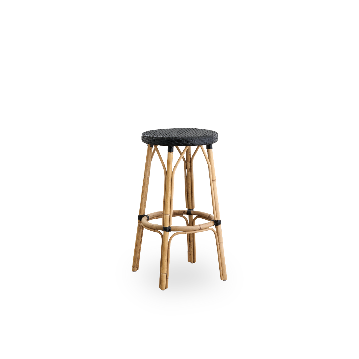 Seitenansicht des Simone Barhockers, Höhe 78 cm. Rattanrahmen mit Fußstütze und vollständig geflochtenem rundem Sitz, handgefertigt aus schwarzem ArtFibre. Stapelbarer Barhocker.