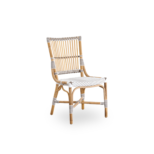 Seitenansicht des Monique Essstuhls. Rattanrahmen mit Sitz aus weißem ArtFibre mit braunen Punkten geflochten. Inspiriert vom Bistro-Design der 1950er Jahre.
