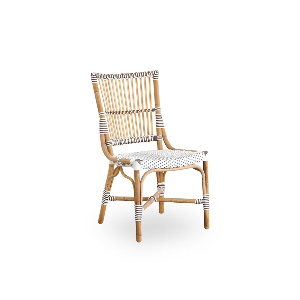 Seitenansicht des Monique Essstuhls. Rattanrahmen mit Sitz aus weißem ArtFibre mit braunen Punkten geflochten. Inspiriert vom Bistro-Design der 1950er Jahre.