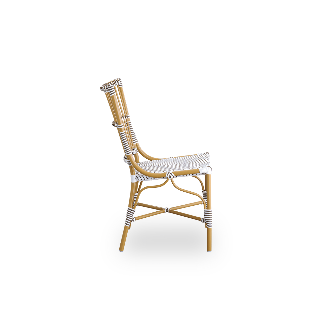 Seitenansicht des Monique Essstuhls. Rattanrahmen mit Sitzfläche aus ArtFibre in Weiß mit braunen Punkten. Inspiriert vom Bistro-Design der 1950er Jahre.