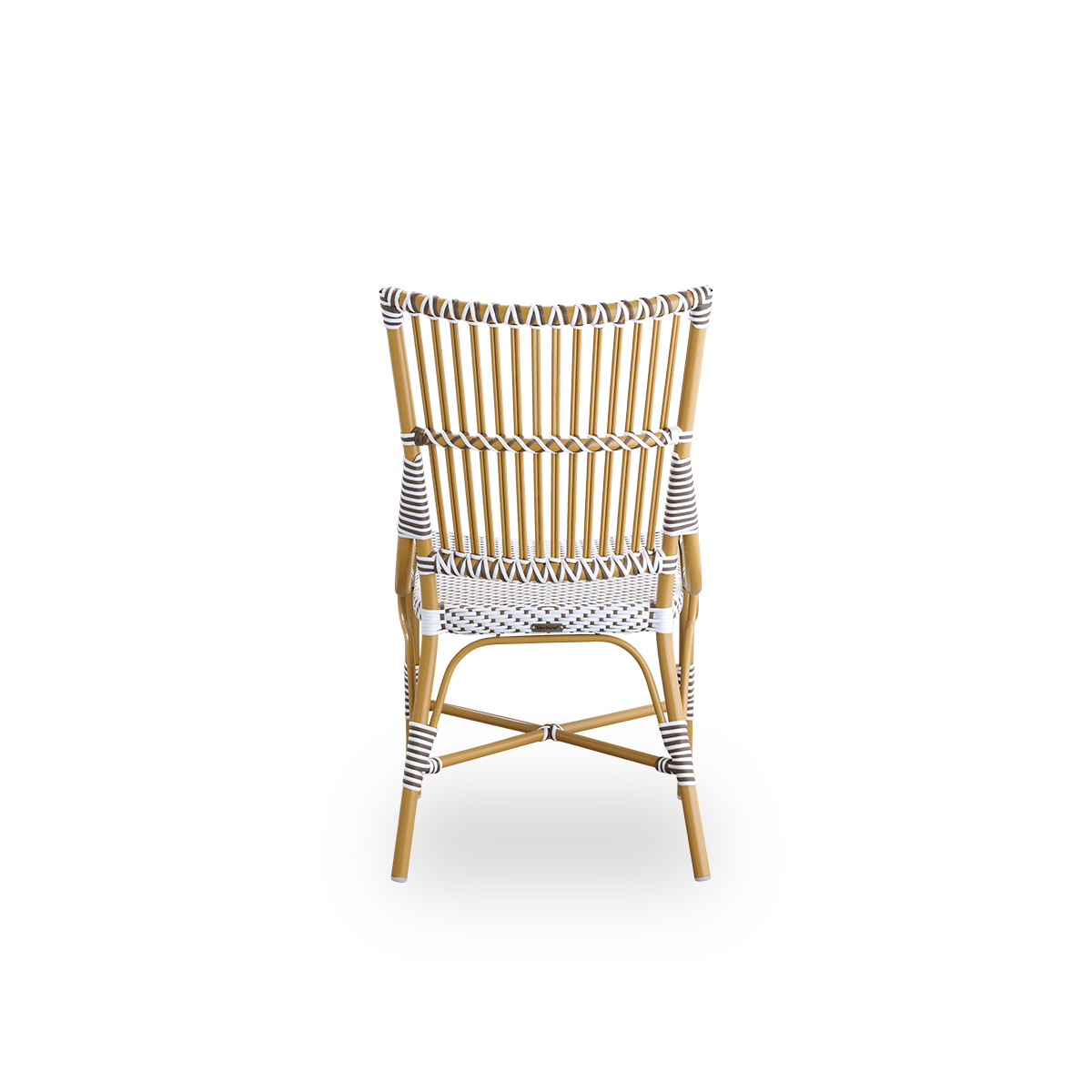 Rückansicht des Monique-Essstuhls. Rattanrahmen mit Sitz aus weißem ArtFibre mit braunen Punkten. Inspiriert vom Bistrodesign der 1950er-Jahre.