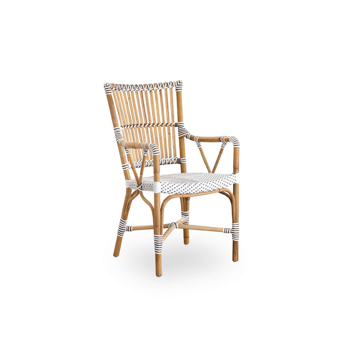 Seitenansicht des Monique Essstuhls mit Armlehnen. Rattanrahmen mit Sitz aus weißem ArtFibre mit braunen Punkten geflochten. Inspiriert vom Bistro-Design der 1950er Jahre.