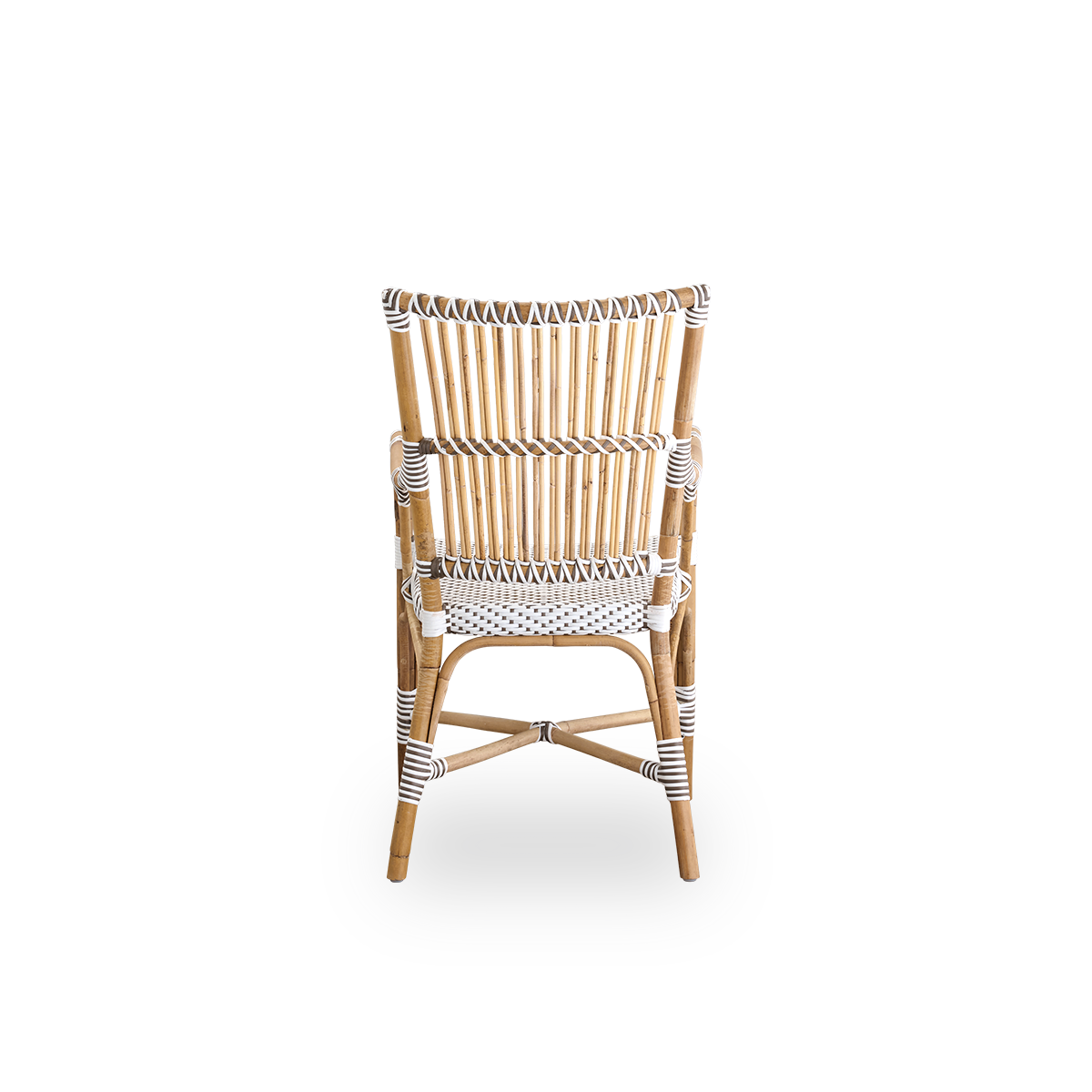 Rückansicht des Monique-Essstuhls mit Armlehnen. Rattanrahmen mit Sitz aus weißem ArtFibre mit braunen Punkten. Inspiriert vom Bistrodesign der 1950er-Jahre.