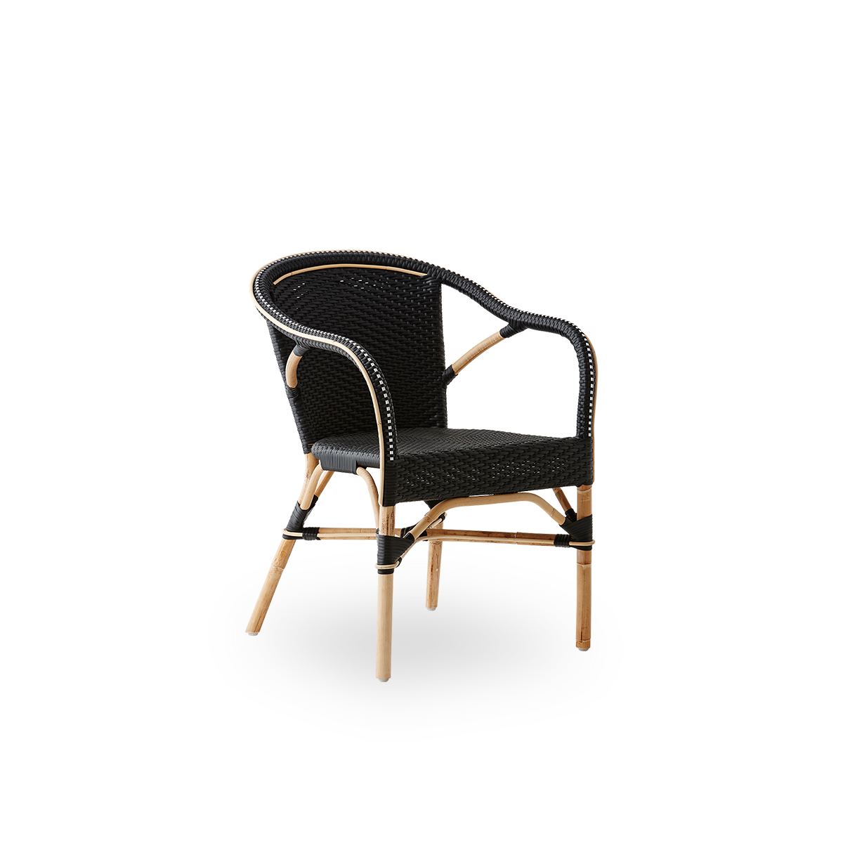 Seitenansicht des Madeleine Essstuhls mit Armlehnen. Rattanrahmen mit Sitz und Rückenlehne aus schwarzem ArtFibre geflochten. Inspiriert vom Bistro-Design der 1950er Jahre.
