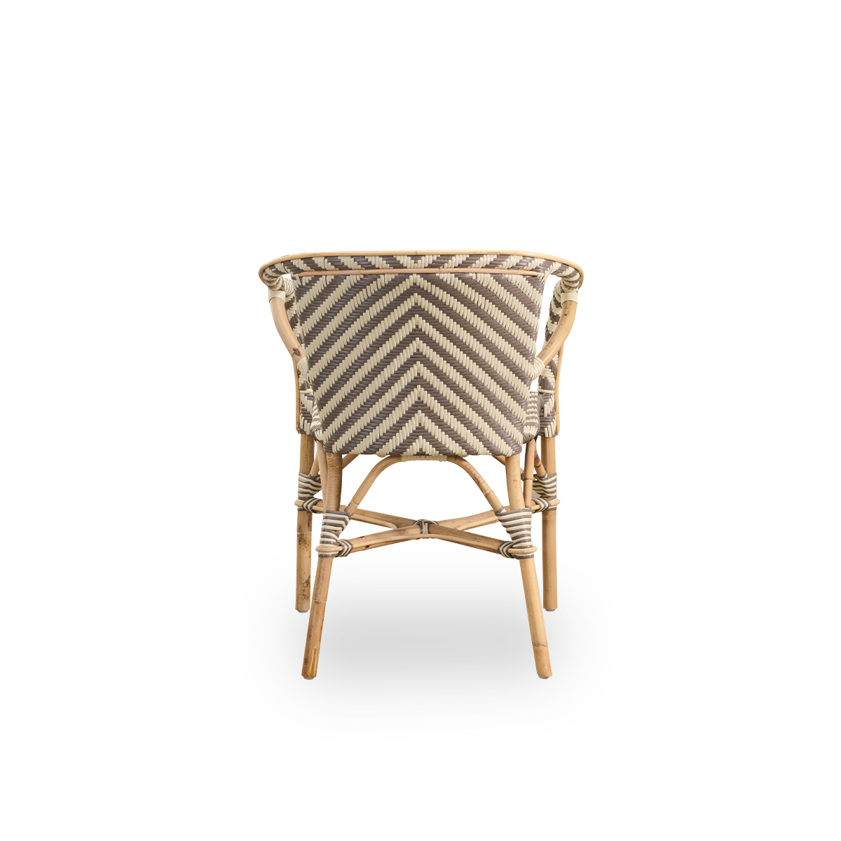 Rückansicht des Madeleine-Essstuhls mit Armlehnen. Rattanrahmen mit Sitz und Rückenlehne aus ArtFibre im Fischgrätmuster in Elfenbein und Braun. Inspiriert vom Bistrodesign der 1950er-Jahre.