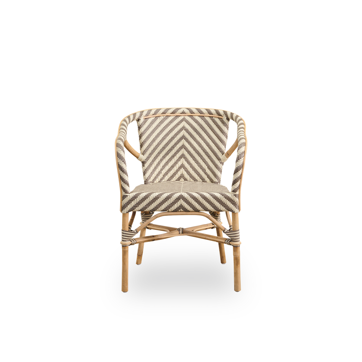 Vorderansicht des Madeleine Esszimmerstuhls mit Armlehnen.
Rattangestell mit Sitz und Rückenlehne aus ArtFibre im Fischgrätmuster in Elfenbein und Braun geflochten. Inspiriert vom Bistrodesign der 1950er Jahre.