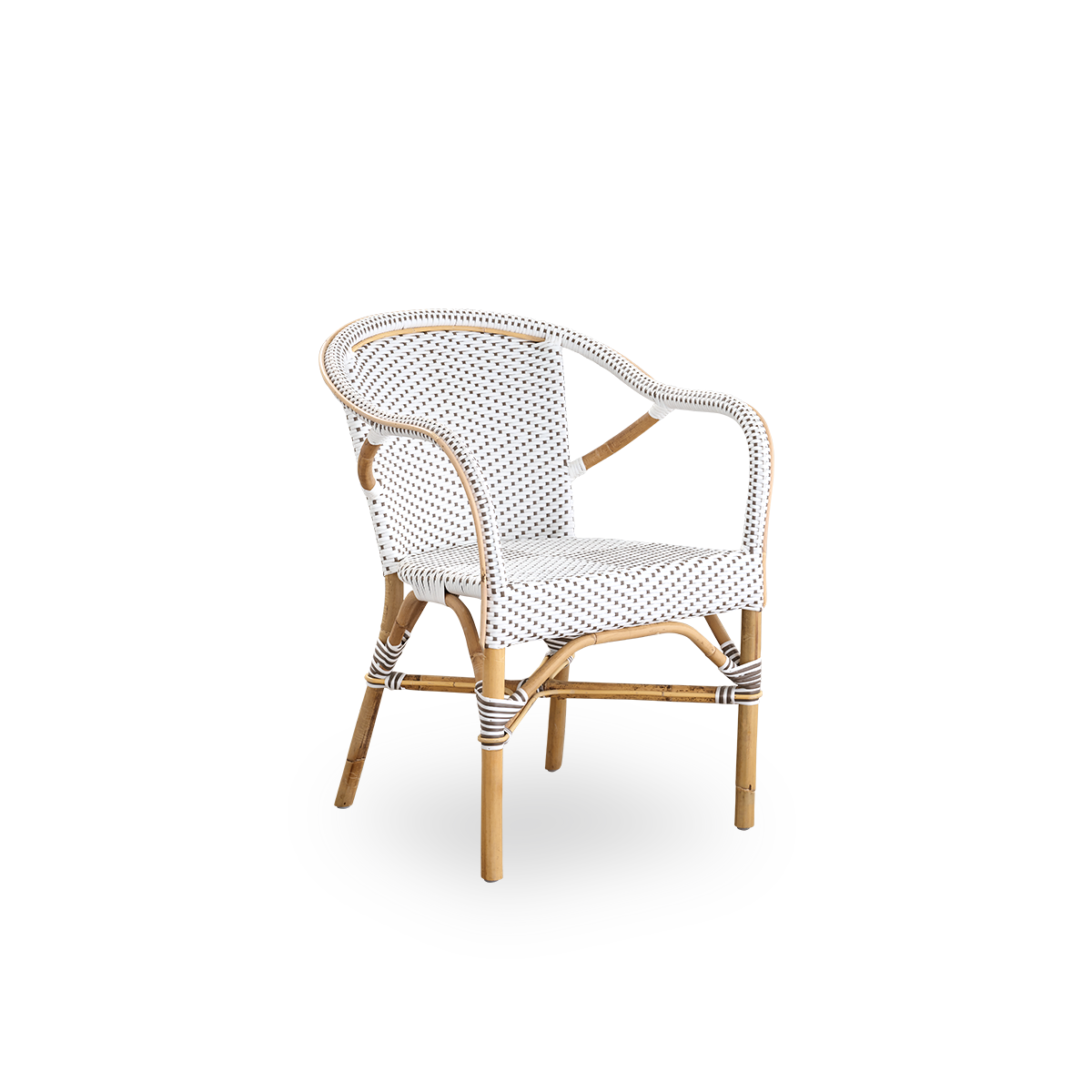 Seitenansicht des Madeleine Essstuhls mit Armlehnen. Rattanrahmen mit Sitz und Rückenlehne aus weißem ArtFibre mit braunen Punkten geflochten. Inspiriert vom Bistro-Design der 1950er Jahre.