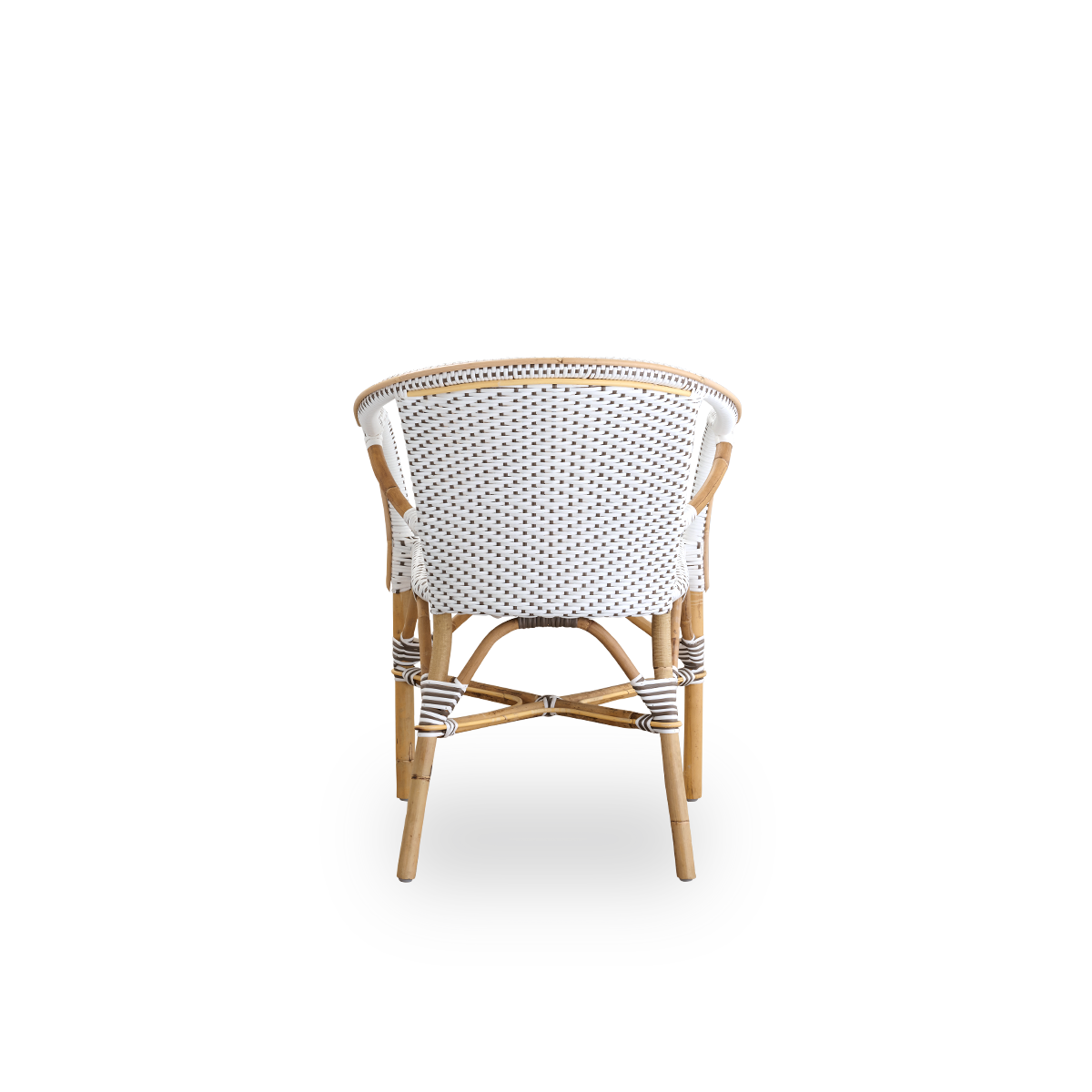 Rückansicht des Madeleine-Essstuhls mit Armlehnen. Rattanrahmen mit Sitz und Rückenlehne aus weißem ArtFibre mit braunen Punkten. Inspiriert vom Bistrodesign der 1950er-Jahre.