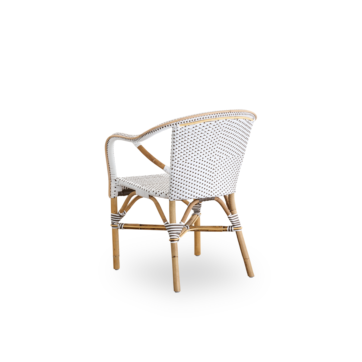 Rückansicht des Madeleine Esszimmerstuhls mit Armlehnen.
Rattangestell mit Sitz und Rückenlehne aus weißem ArtFibre mit braunen Punkten. Inspiriert vom Bistrodesign der 1950er Jahre.