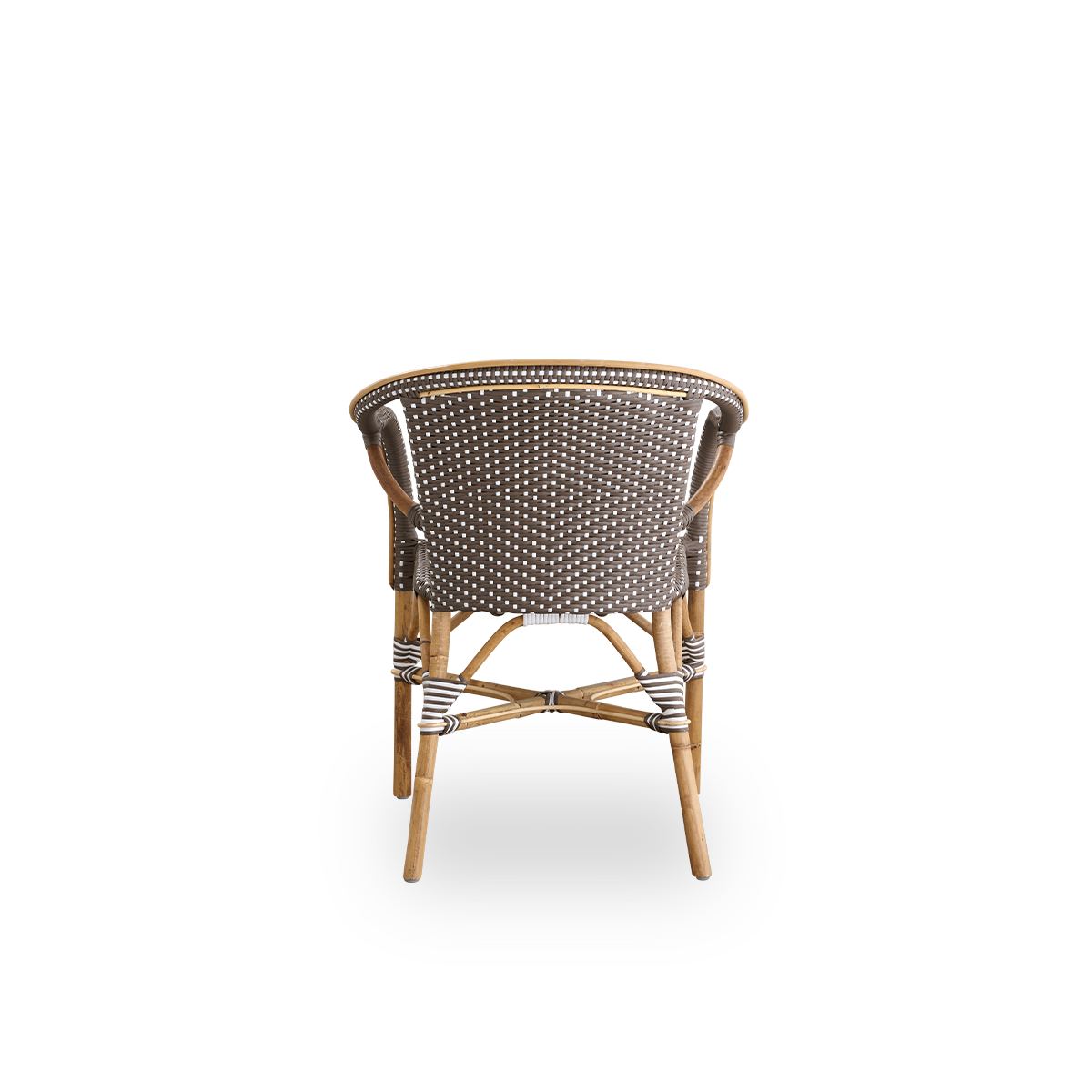Rückansicht des Madeleine-Essstuhls mit Armlehnen. Rattanrahmen mit Sitz und Rückenlehne aus braunem ArtFibre mit weißen Punkten. Inspiriert vom Bistrodesign der 1950er-Jahre.