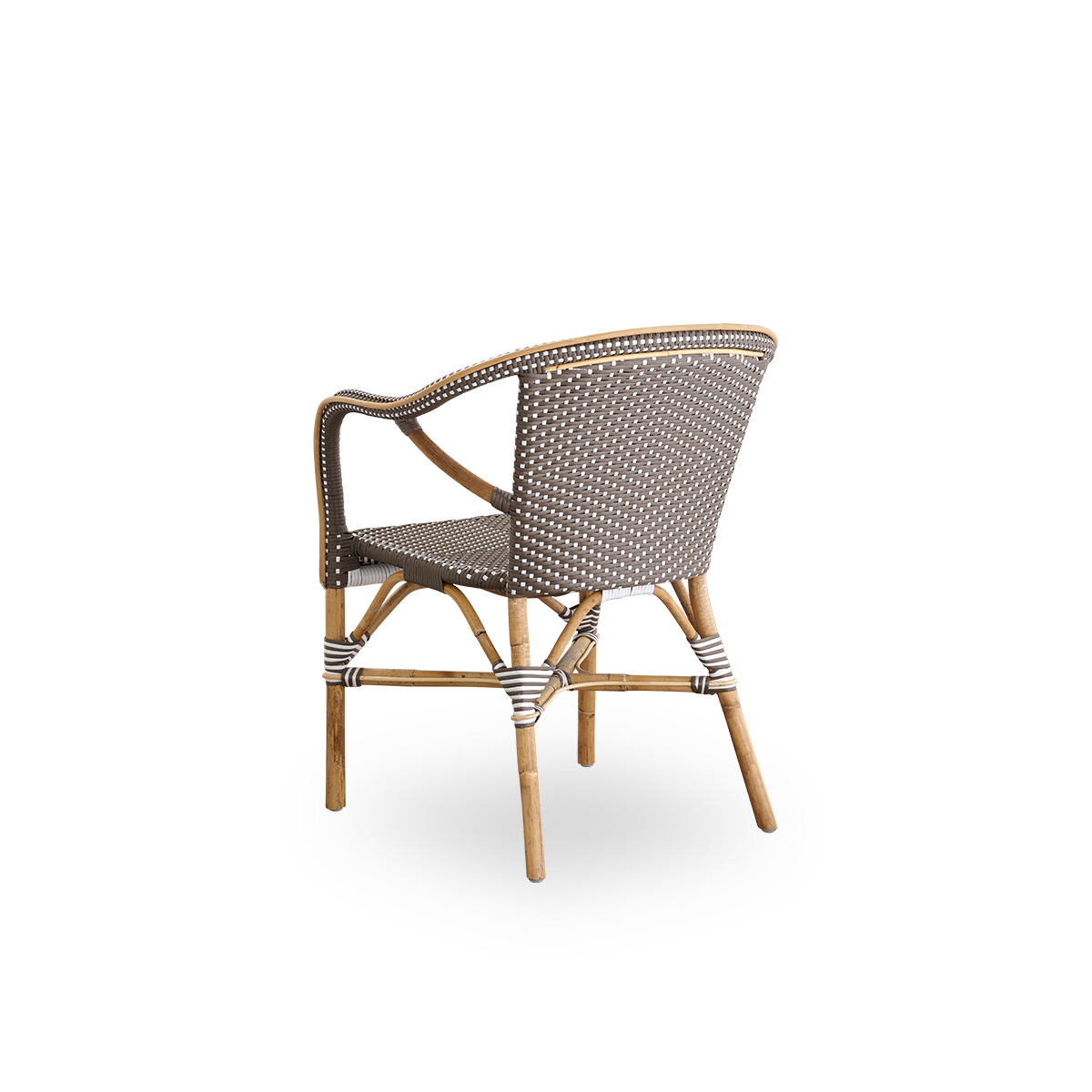Rückansicht des Madeleine Esszimmerstuhls mit Armlehnen.
Rattangestell mit Sitz und Rückenlehne aus braunem ArtFibre mit weißen Punkten. Inspiriert vom Bistrodesign der 1950er Jahre.