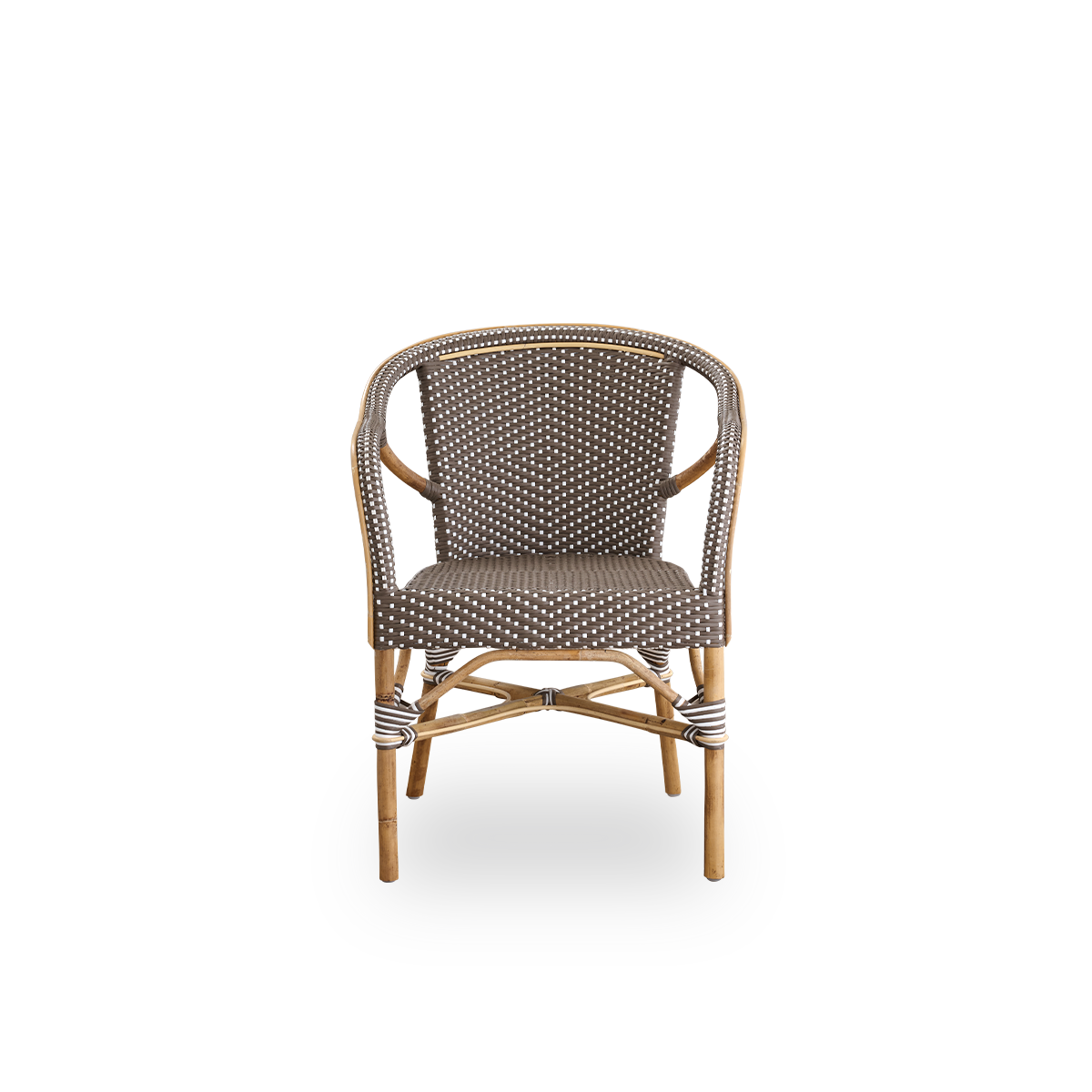 Vorderansicht des Madeleine Esszimmerstuhls mit Armlehnen.
Rattangestell mit Sitz und Rückenlehne aus brauner ArtFibre mit weißen Punkten geflochten. Inspiriert vom Bistrodesign der 1950er Jahre.