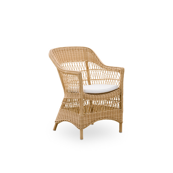 Seitenansicht des Charlot Outdoor-Essstuhls in natürlicher Farbe, ein vollständig geflochtener Outdoor-Stuhl im britischen Kolonialstil, handgefertigt aus ArtFibre auf langlebigen Aluminiumrahmen.