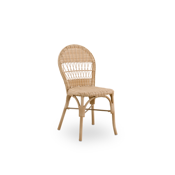 Seitenansicht des Ofelia Outdoor-Essstuhls in Antique Natural-Farbe. Ein kleinerer Essstuhl ohne Armlehnen, aus Aluminiumrahmen vollständig mit ArtFibre geflochten.