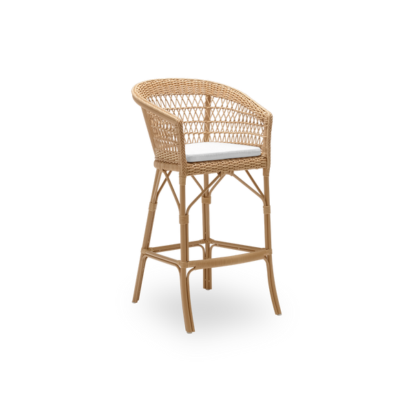 Seitenansicht des Emma Outdoor-Barhockers mit Sitzkissen, aus naturfarbenem ArtFibre und Aluminium. Aus der Georgia Garden Kollektion von Sika-Design, geeignet für Privathaushalte ebenso wie für Hotels und Restaurants.