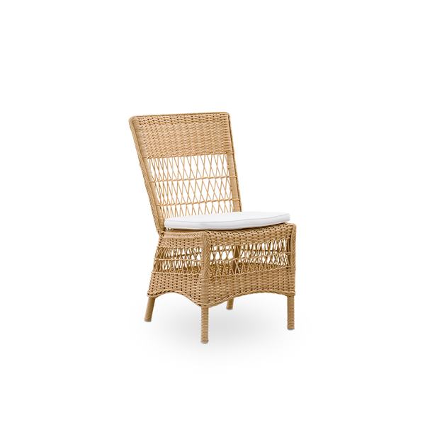 Seitenansicht des Marie Outdoor-Essstuhls in Natural-Farbe. Aluminiumrahmen vollständig mit ArtFibre geflochten, inspiriert vom britischen Kolonialstil.