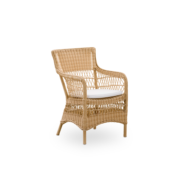 Seitenansicht des Marie Outdoor-Essstuhls mit Armlehnen in Natural-Farbe. Aluminiumrahmen vollständig mit ArtFibre geflochten, inspiriert vom britischen Kolonialstil.