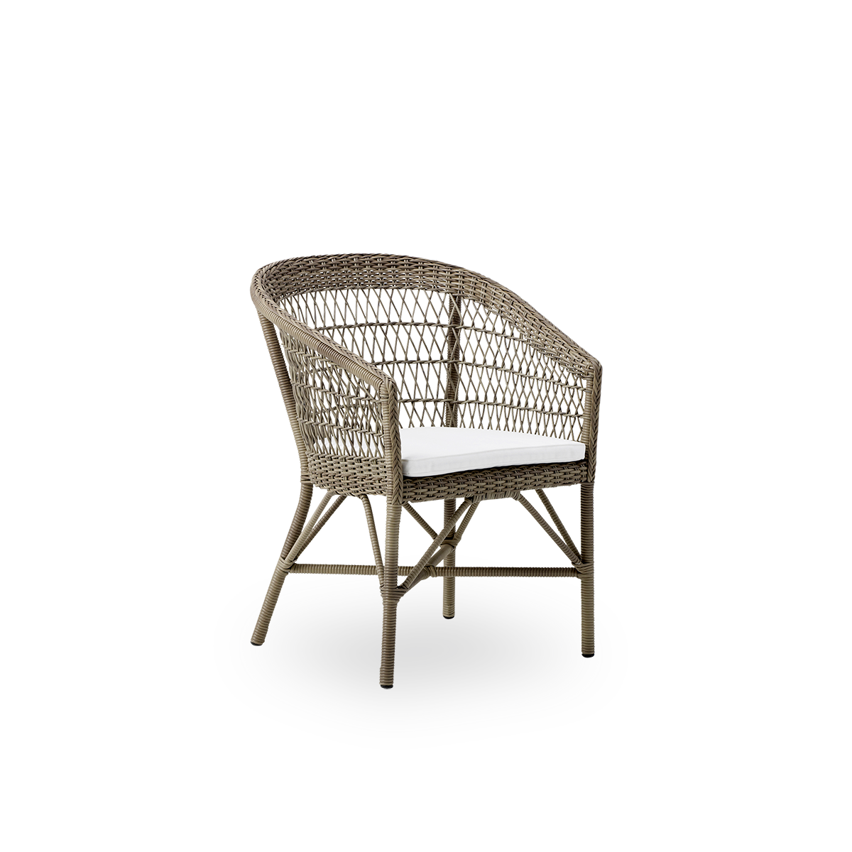 Seitenansicht des Emma Outdoor-Essstuhls in Antique Grey, inspiriert vom britischen Kolonialstil. Die runde Rückenlehne geht in Armlehnen über. Aluminiumrahmen vollständig mit ArtFibre geflochten.