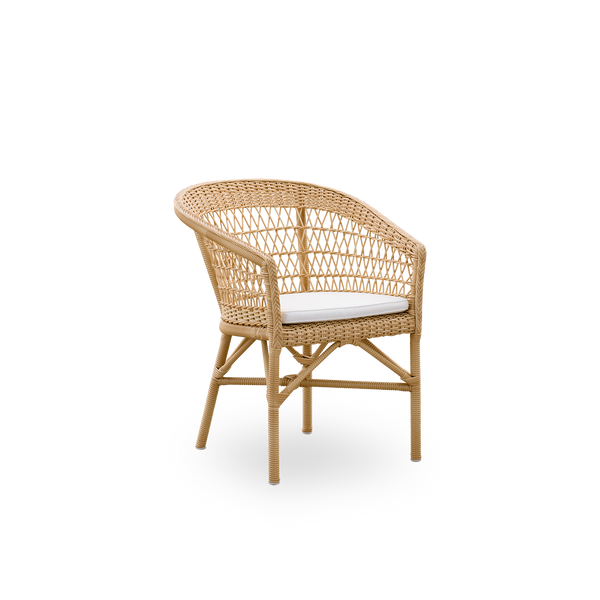 Seitenansicht des Emma Outdoor-Essstuhls in Natural, inspiriert vom britischen Kolonialstil. Die runde Rückenlehne geht in Armlehnen über. Aluminiumrahmen vollständig mit ArtFibre geflochten.