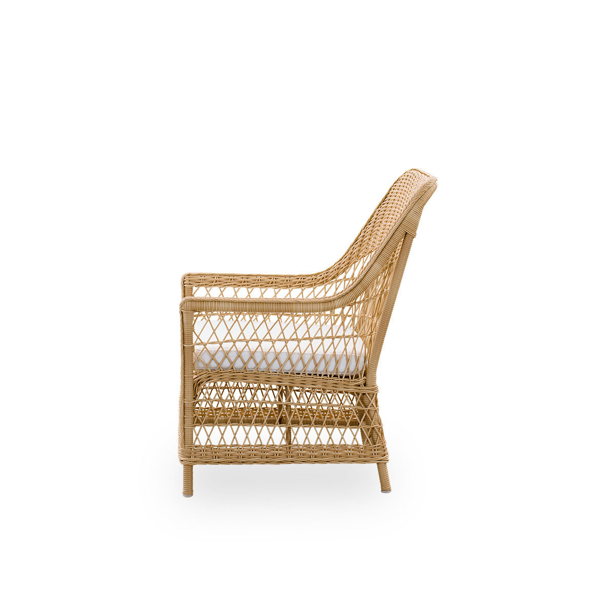 Einfache Seitenansicht des Dawn Outdoor Lounge-Stuhls in der Farbe Natural, inspiriert vom britischen Kolonialstil. Romantischer Lounge-Stuhl mit Armlehne und hoher Rückenlehne. Vollständig geflochten aus ArtFibre auf handgebogenem Aluminiumrahmen.