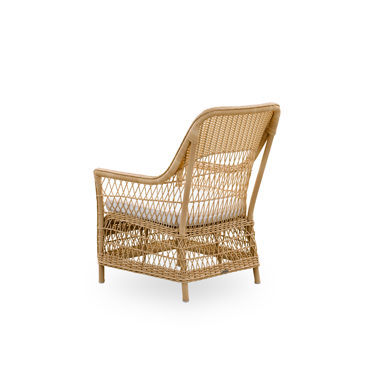Rückansicht des Dawn-Außen-Loungesessels in der Farbe Natur, inspiriert vom britischen Kolonialstil. Romantischer Loungesessel mit Armlehnen und hoher Rückenlehne. Vollständig aus ArtFibre auf handgebogenem Aluminiumrahmen geflochten.