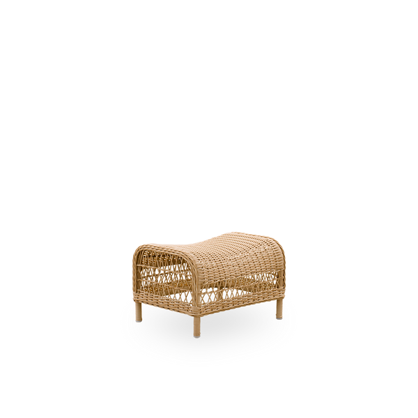 Seitenansicht des Dawn Outdoor-Fußhockers in Naturfarbe, inspiriert vom britischen Kolonialstil. Vollständig geflochtener Fußhocker, handgefertigt aus ArtFibre auf langlebigen Aluminiumrahmen.