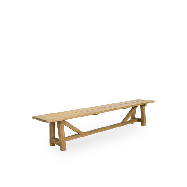 Seitenansicht der George Outdoor-Teakbank. Länge 220 cm, geeignet für 4 Personen, handgefertigt aus hochwertigem indonesischem Teakholz, zertifiziert als „Indonesian Legal Wood“.