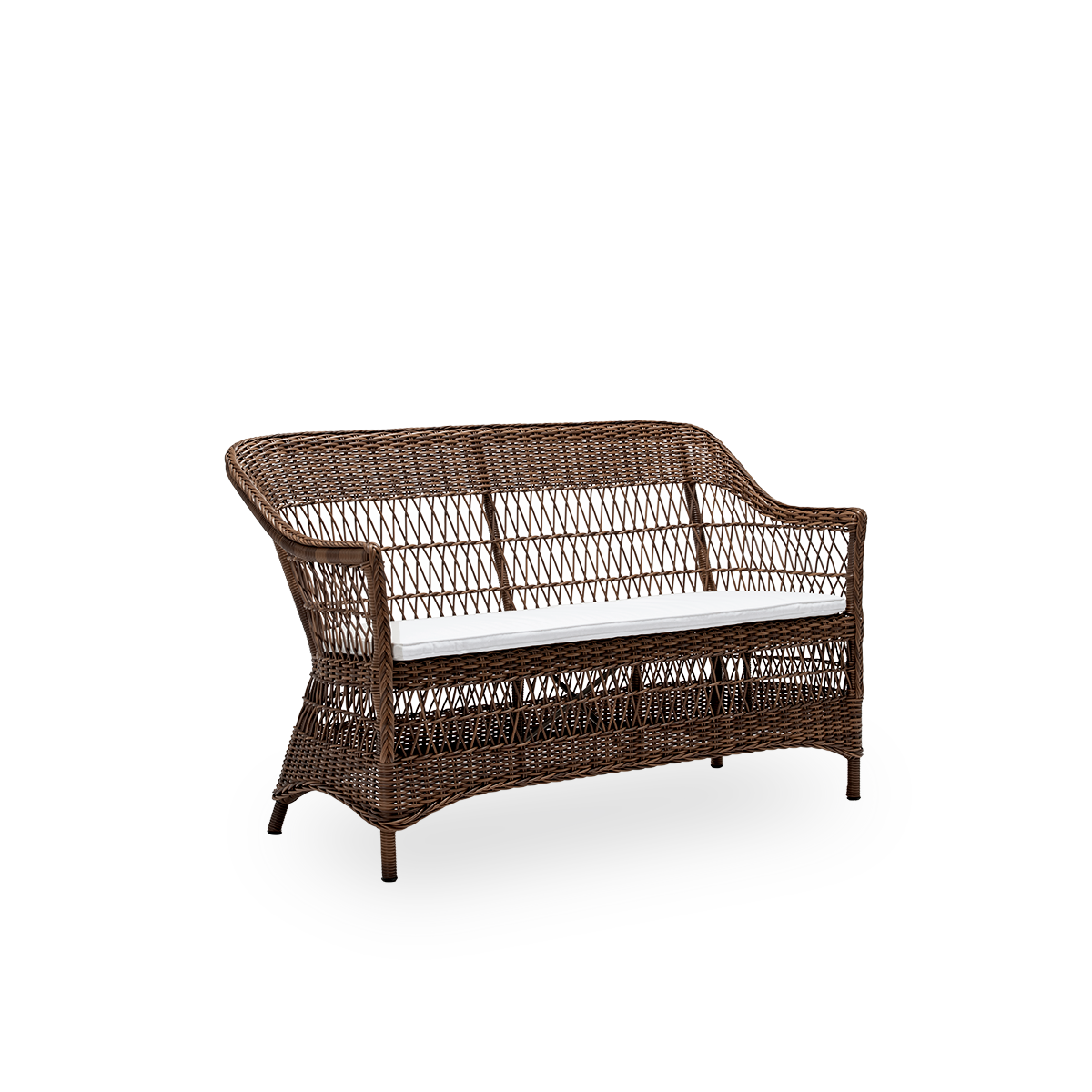 Seitenansicht des Charlot Outdoor-2-Sitzer-Sofas mit Sitzkissen, aus braunem ArtFibre und Aluminium. Aus der Georgia Garden Kollektion von Sika-Design, inspiriert vom britischen Kolonialstil und klassischen dänischen Flechtmöbeln.