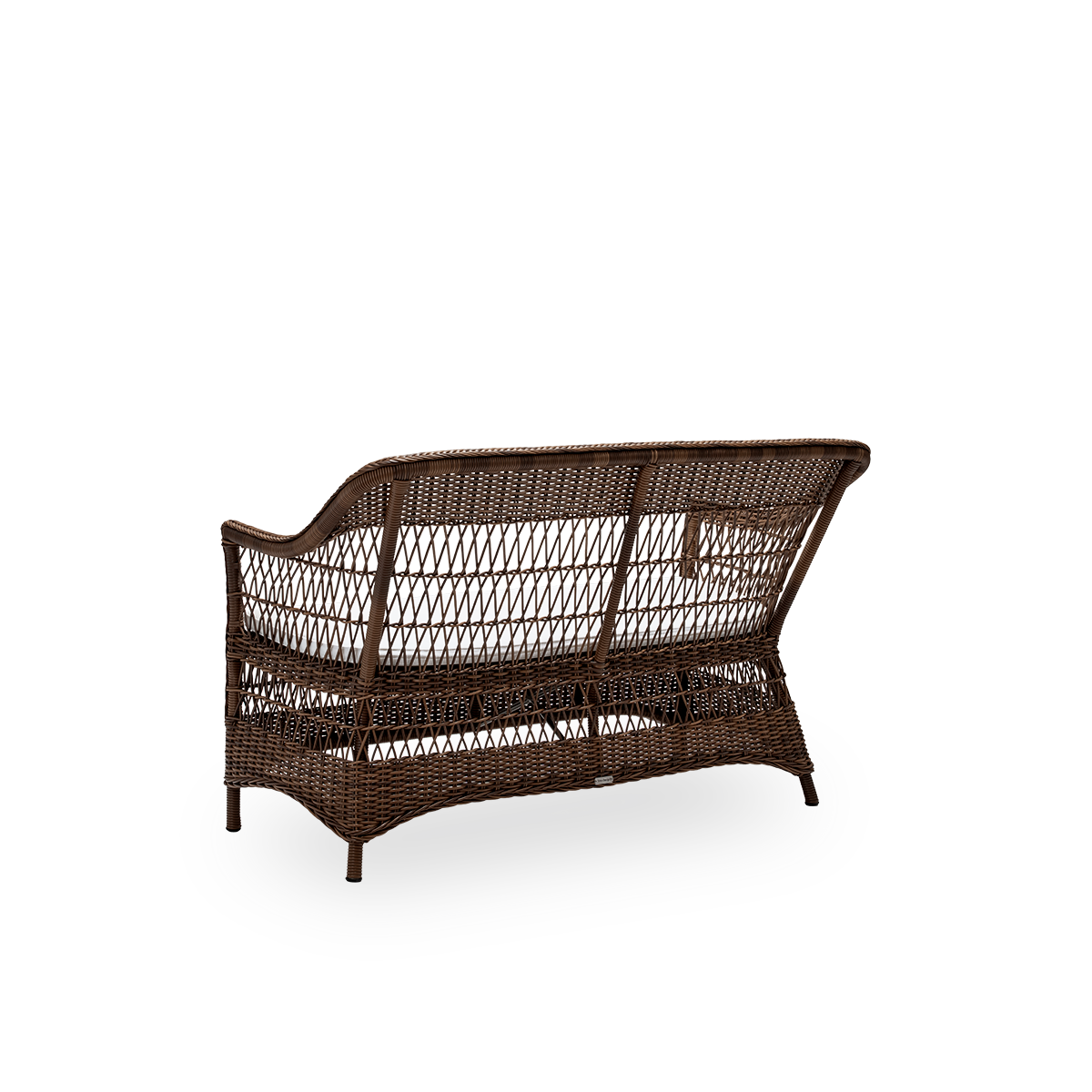 Rückseitenansicht des Charlot Outdoor-2-Sitzer-Sofas mit Sitzkissen, aus braunem ArtFibre und Aluminium. Aus der Georgia Garden Kollektion von Sika-Design, inspiriert vom britischen Kolonialstil und klassischen dänischen Flechtmöbeln.