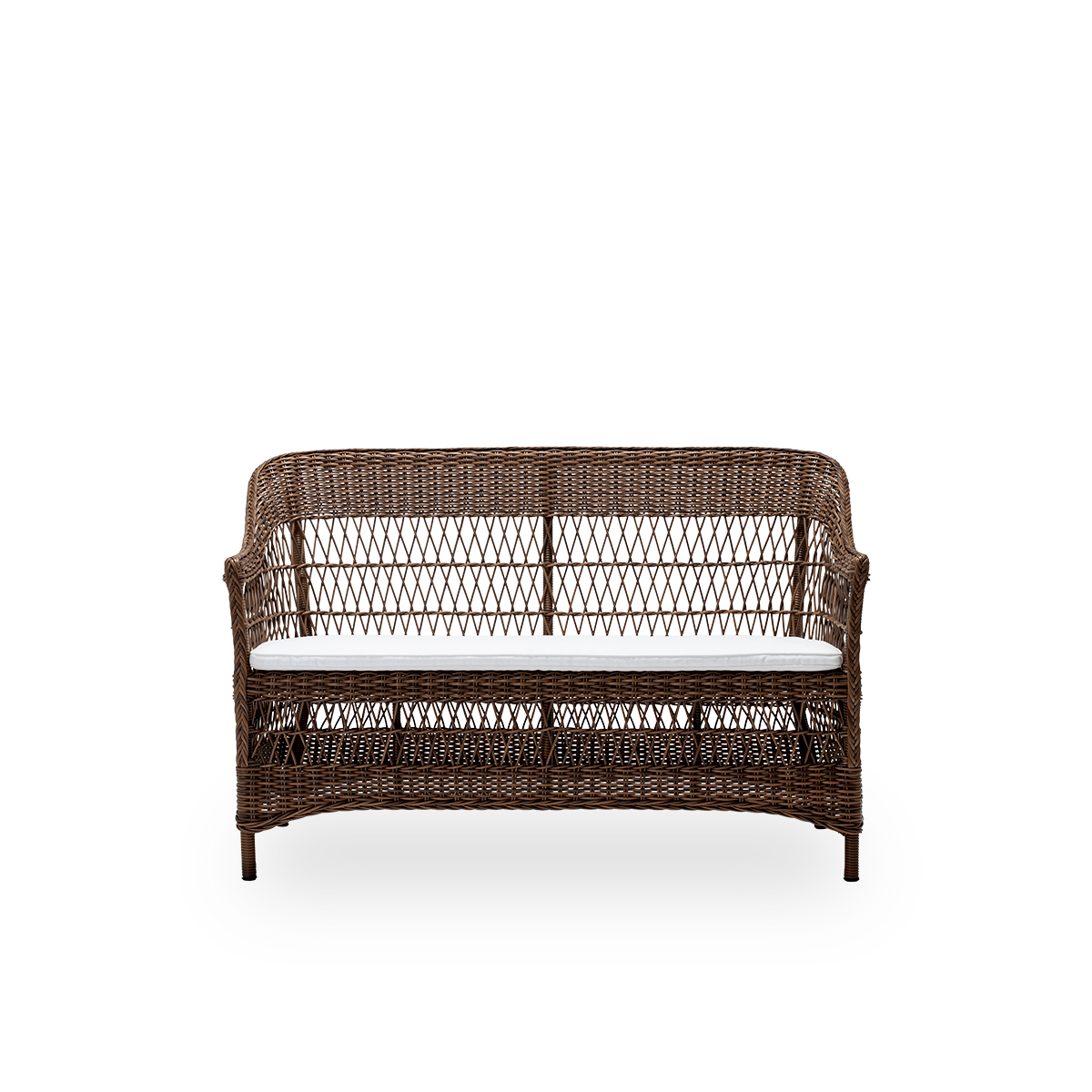 Vorderansicht des Charlot Outdoor-2-Sitzer-Sofas mit Sitzkissen, aus braunem ArtFibre und Aluminium. Aus der Georgia Garden Kollektion von Sika-Design, inspiriert vom britischen Kolonialstil und klassischen dänischen Flechtmöbeln.
