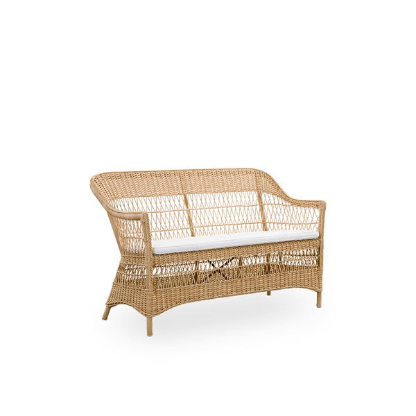 Seitenansicht des Charlot 2-Sitzer-Outdoor-Sofas in natürlicher Farbe, ein vollständig geflochtenes Outdoor-Sofa im britischen Kolonialstil, handgefertigt aus ArtFibre auf langlebigen Aluminiumrahmen.