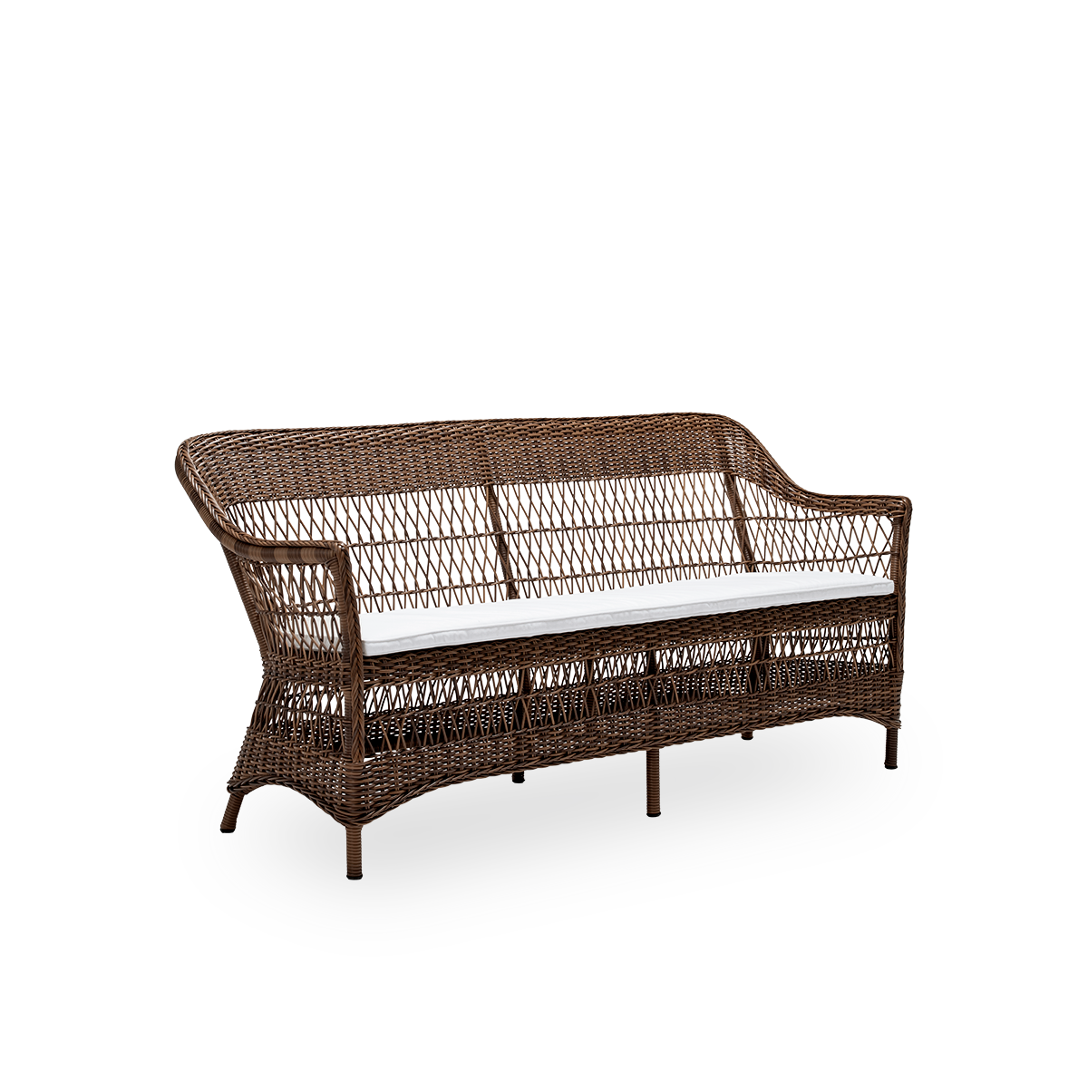 Seitenansicht des Charlot Outdoor-3-Sitzer-Sofas mit Sitzkissen, aus braunem ArtFibre und Aluminium. Aus der Georgia Garden Kollektion von Sika-Design, inspiriert vom britischen Kolonialstil und klassischen dänischen Flechtmöbeln.