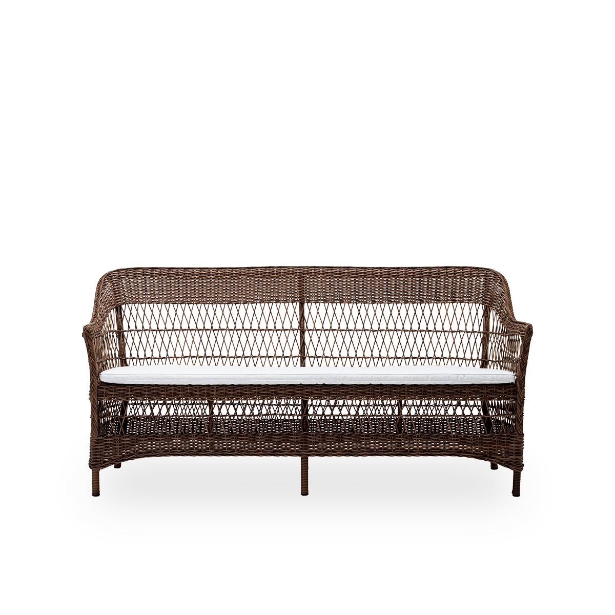 Vorderansicht des Charlot Outdoor-3-Sitzer-Sofas mit Sitzkissen, aus braunem ArtFibre und Aluminium. Aus der Georgia Garden Kollektion von Sika-Design, inspiriert vom britischen Kolonialstil und klassischen dänischen Flechtmöbeln.